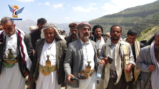 محافظ المحويت يطلع على سير العمل بأحد مشاريع الطرق بمديرية الطويلة