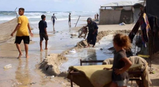 بلدية خانيونس تحذر النازحين من ارتفاع المد البحري