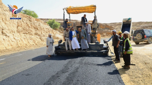 محافظ صعدة يطلع على سير العمل في مشروع شق وسفلتة خط دماج - آل سالم محافظ صعدة يطلع على سير العمل في مشروع شق وسفلتة خط دماج - آل سالم