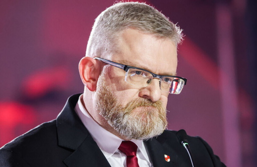 احتجاجا على سياسات الاتحاد: مرشح رئاسي بولندي يحرق علم الاتحاد الأوروبي 