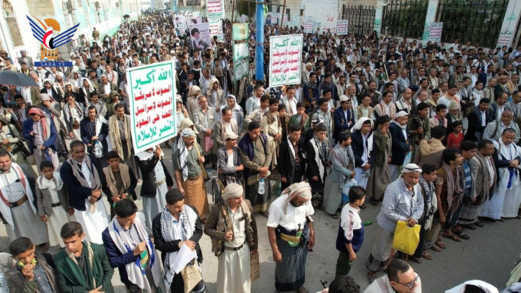 مسيرة حاشدة في حجة تنديدًا باستهداف العدو السعودي لمطار صنعاء الدولي