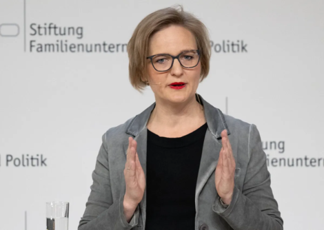 رئيسة حزب "الخضر" الألماني تطالب بحظر تصدير الأسلحة للعدو الصهيوني