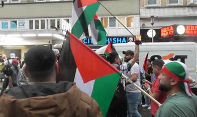 مسيرة حاشدة في هامبورغ الألمانية تضامنا مع غزة وتنديدًا بالعدوان الأمريكي على اليمن