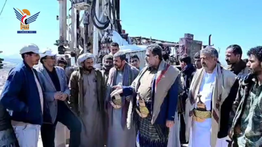 محافظ البيضاء يطلع على سير حفر بئر ارتوازية لمؤسسة المياه بمدينة رداع