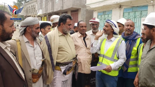 محافظ البيضاء يطلع على العمل بمشروع الرصف الحجري بالمدينة محافظ البيضاء يطلع على العمل بمشروع الرصف الحجري بالمدينة