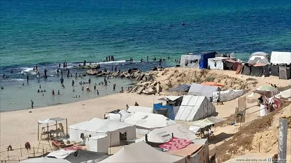 نازحون في خيام على شاطئ بحر غزة وعيون تترقب دفء النجاة
