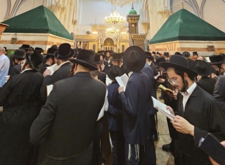 آلاف المستوطنين يقتحمون الحرم الابراهيمي و يؤدون طقوسا استفزازية