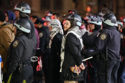 شرطة نيويورك تفض اعتصاما مؤيدا لفلسطين في جامعة كولومبيا