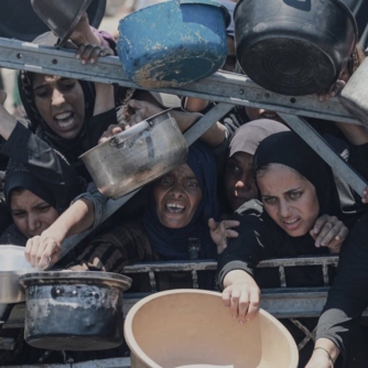 أطفال غزة تأكُـلُ التراب.. ومليارا مسلم يكتفون بالمشاهدة!