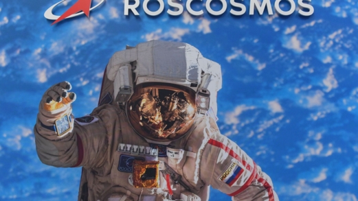 اللقاء الأول منذ 8 سنوات.. الرئيس التنفيذي لوكالة الفضاء الروسية "روسكوسموس" يصل إلى أمريكا