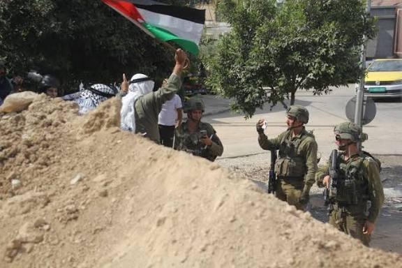 قوات العدو الاسرائيلي والمستوطنون ينفذون اعتداءات واسعة في الضفة الغربية