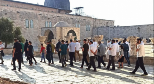 عشرات المستوطنين الصهاينة يقتحمون باحات المسجد الأقصى