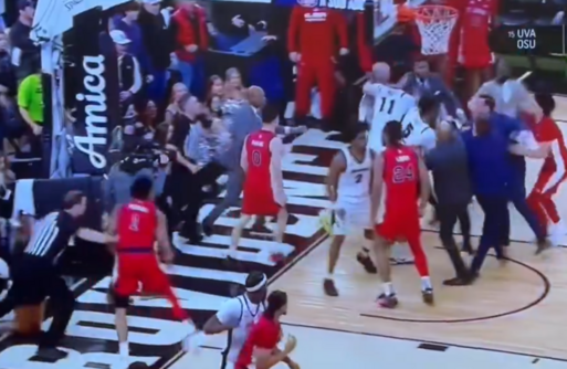 اندلاع شجار عنيف في مباراة لكرة السلة الأمريكية يسفر بطرد 6 لاعبين ودخول الشرطة إلى الملعب 