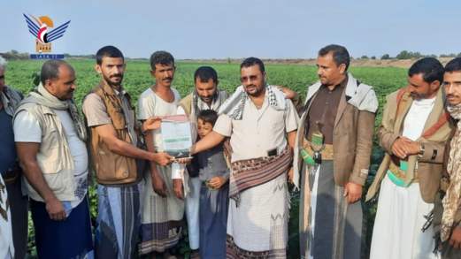 الحديدة تكرم أول مزارع ينجح في تجربة زراعة فول الصويا بمديرية باجل