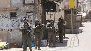 العدو الصهيوني يشن حملة مداهمات واعتقالات واسعة في الضفة والقدس 