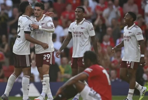 آرسنال يهزم مانشستر يونايتد في قمة افتتاحية الدوري الإنجليزي