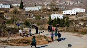 بحماية العدو الصهيوني: مستوطنون ينصبون بيوتا متنقلة على أراضي بروقين غرب سلفيت