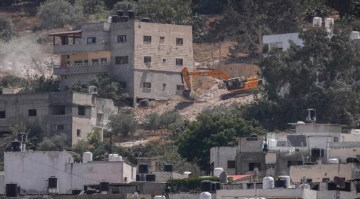 جرافات العدو الإسرائيلي تبدأ بهدم منازل وسط مخيم جنين