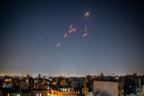 الدفاع الجوي الإيراني في أصفهان يتصدى لهجوم مقاتلة للعدو الصهيوني