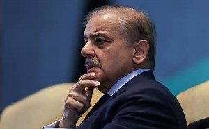 رئيس الوزراء الباكستاني يدين "استفزازات" أفغانستان ويتوعّد برد "قوي"