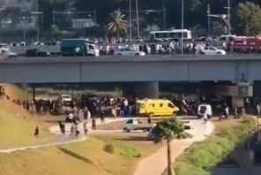  مصرع 18 شخصا وإصابة آخرين في سقوط حافلة في واد الحراش بالجزائر