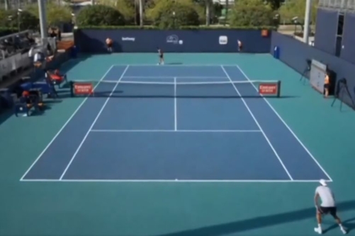 تأهل البولندية شفيونتيك والأمريكية بيجولا إلى ربع نهائي بطولة ميامي للتنس