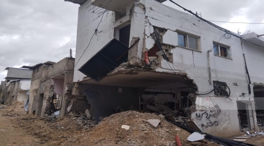 العدو الإسرائيلي يواصل هدم المنازل في مخيم نور شمس ويمنع الفلسطينيين من أخذ مقتنياتهم في طولكرم