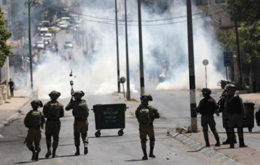 إصابات بالاختناق واعتقال طفلين خلال مواجهات مع قوات العدو جنوب نابلس