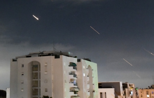 ​"بلومبرغ" عن هجوم إيران: من أكبر الصليات الباليستية في التاريخ.. وأصابت هدفها