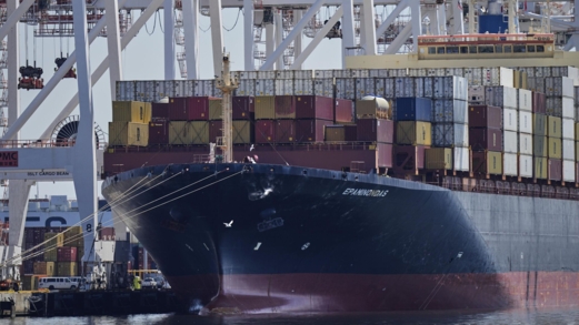 حريق على سفينة شحن بالقرب من أحد الموانئ الأمريكية