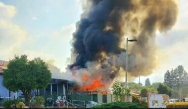 اعلام العدو: إصابة صهيوني وتضرر مبانٍ بالجولان المحتل عقب صلية صاروخية من لبنان