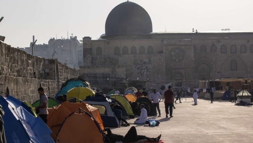 العدو الصهيوني يُداهم خيم المعتكفين داخل الأقصى ويعتقل أربعة منهم