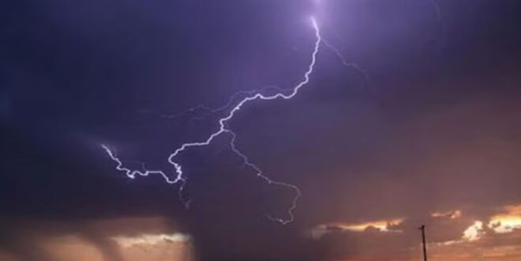 مصرع عشرة أشخاص صعقاً بالبرق شرق الهند