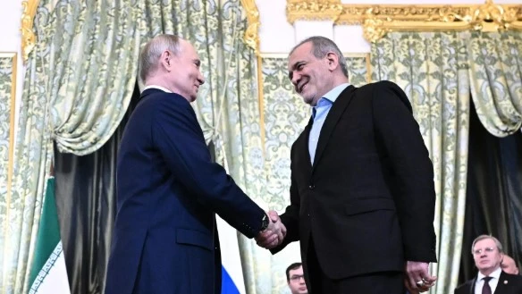 الرئيسان الإيراني والروسي يؤكدان التزامهما بتعزيز الشراكة الاستراتيجية بين بلديهما