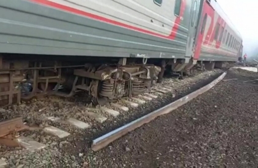 إصابة سبعة أشخاص إثر انحراف عربات قطار ركاب عن سكتها في روسيا