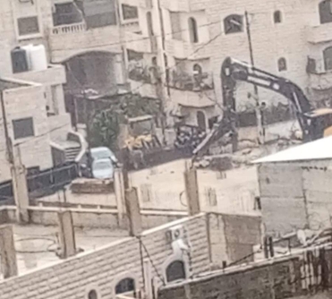 العدو الصهيوني يهدم مبنى ويجرف شوارع في ضاحية السلام شمال شرق القدس