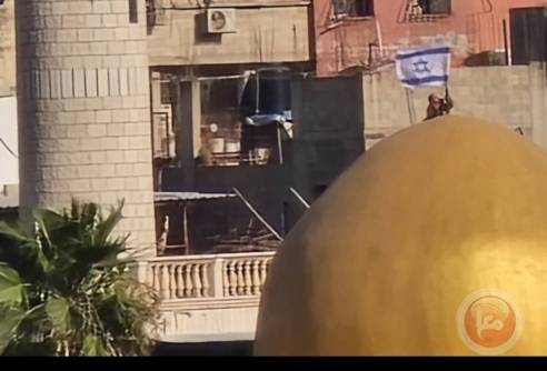 قوات العدو ترفع العلم الصهيوني فوق قبة مسجد في طولكرم