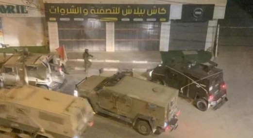 العدو الصهيوني يصيب عدد من ذوي الشهيد الحريبات ويعتقل والديه واشقائه في الخليل