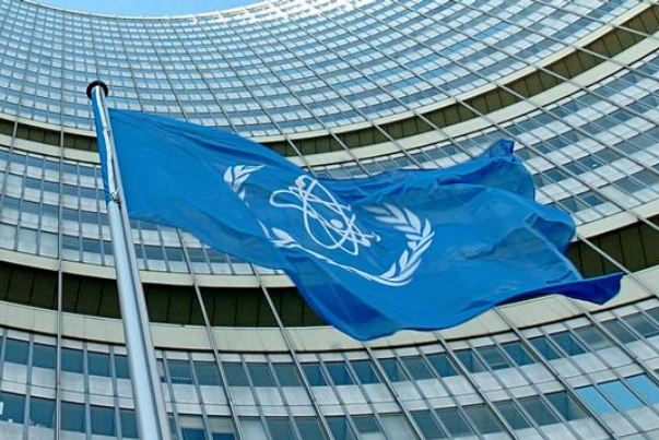 وكالة الطاقة الدولية تخفض توقعاتها لفائض سوق النفط في 2026