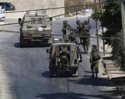 العدو الإسرائيلي يخطر بهدم منازل ومقر مجلس قروي بالخليل ويحاصر منزل أسير محرر في مدينة قلقيلية