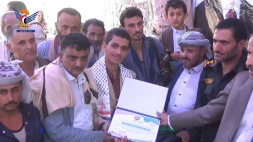 المحويت تكرم الطالب مازن الشطاب الحاصل على الترتيب الأول بالشهادة الأساسية   