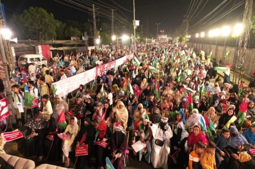 عشرات آلاف الباكستانيين يتظاهرون في لاهور تنديداً بإبادة غزة وتضامنا معها