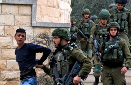 قوات العدو تغلق مداخل بلدة حزما وتقتحم بلدة نحالين وتعتقل فلسطينيين في الخليل وجنين قوات العدو تغلق مداخل بلدة حزما وتقتحم بلدة نحالين وتعتقل فلسطينيين في الخليل وجنين