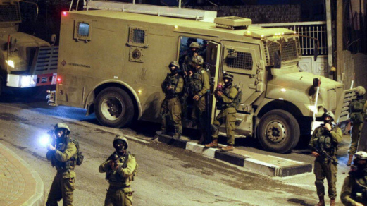 العدو الإسرائيلي يعتقل فلسطينيَين في بيت لحم وشرق نابلس ويقتحم مخيم الفوار في الخليل