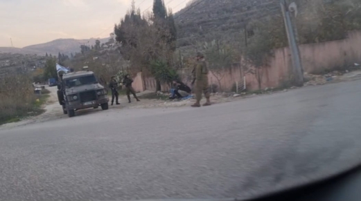 العدو الصهيوني يحتجز ثلاثة صحفيين شمال رام الله