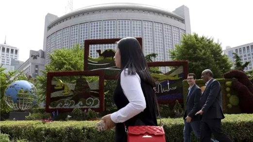 وزير الخارجية الصيني يحث فرنسا للعمل مع بلاده لمنع العالم من العودة إلى قانون الغاب