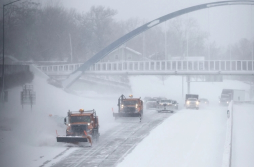 عاصفة قوية تجتاح الولايات الأمريكية الوسطى والشرقية اليوم وغداً