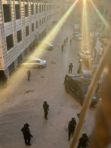 قوات العدو الإسرائيلي تشرع بهدم بناية سكنية في ضاحية السلام بالقدس