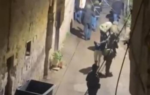 العدو الصهيوني يعتقل 33 عاملًا فلسطينيا من قرية أم طوبا جنوب القدس