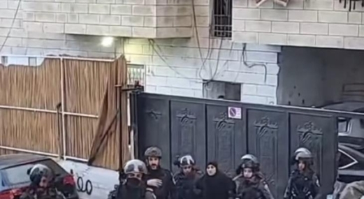 قوات العدو تعتقل مقدسية ونجلها من بلدة العيسوية